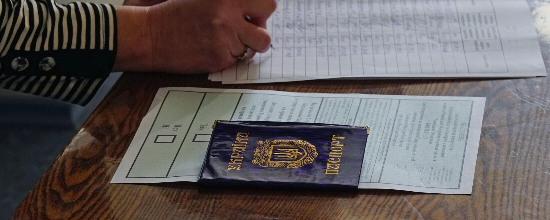 Mulher se registra no local de votação em Kherson no referendo sobre a adesão da região de Kherson à Rússia, em 23 de setembro de 2022 - Sputnik Brasil, 1920, 27.09.2022