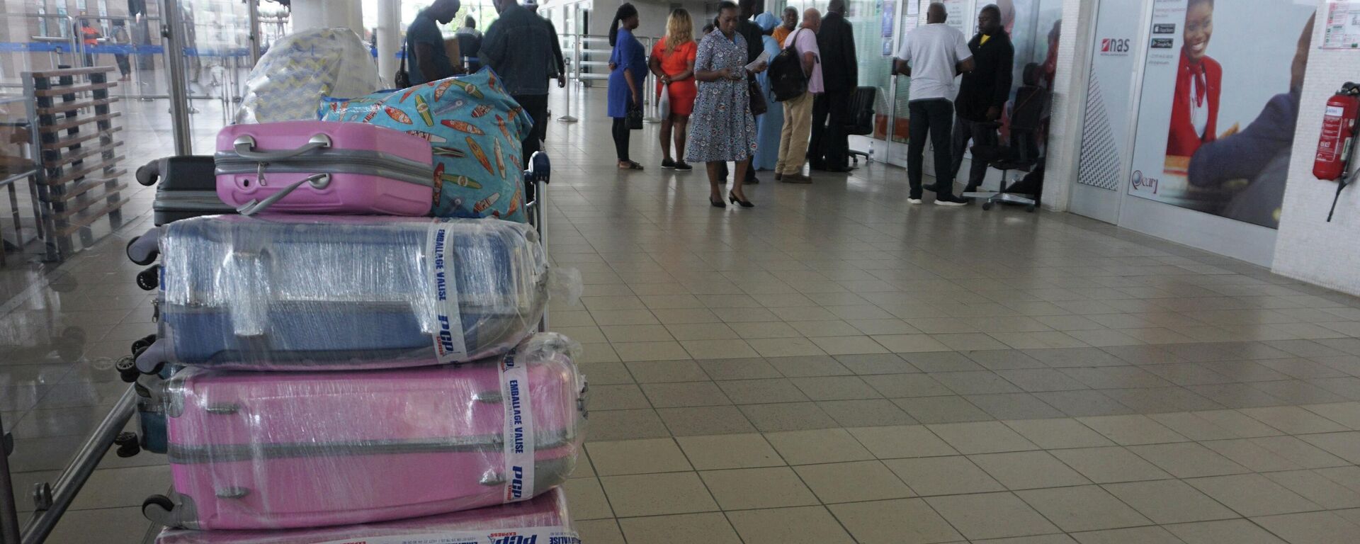 Pessoas esperam em um balcão de passagens dentro do aeroporto internacional Felix Houphouet Boigny em Abidjan após uma greve dos controladores de tráfego aéreo, que começou na sexta-feira (23), paralisou aeroportos da África Ocidental com todos os voos comerciais cancelados, 24 de setembro de 2022 - Sputnik Brasil, 1920, 25.09.2022