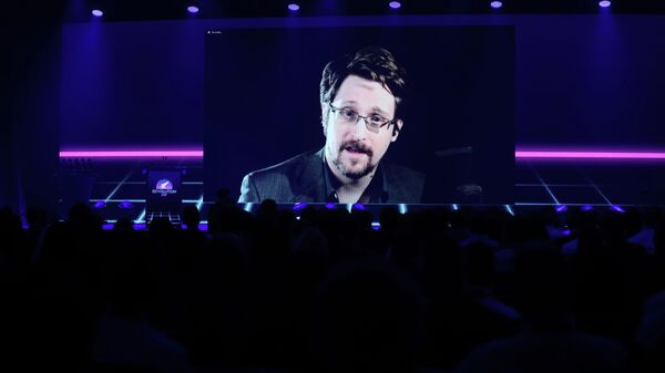 Edward Snowden, denunciante da Agência de Segurança Nacional (NSA, na sigla em inglês) dos EUA, fala com participantes da conferência Revolution 2021 no Gaylord Palms Resort and Convention Center em Kissimmee, Flórida, EUA, foto publicada em 5 de agosto de 2021 - Sputnik Brasil