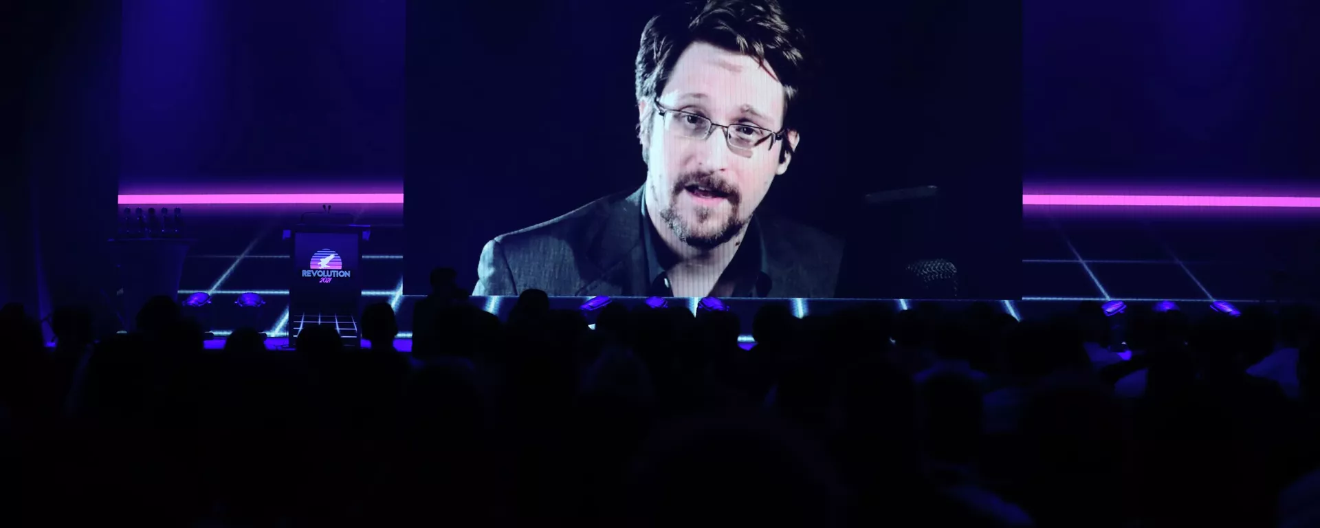 Edward Snowden, denunciante da Agência de Segurança Nacional (NSA, na sigla em inglês) dos EUA, fala com participantes da conferência Revolution 2021 no Gaylord Palms Resort and Convention Center em Kissimmee, Flórida, EUA, foto publicada em 5 de agosto de 2021 - Sputnik Brasil, 1920, 25.08.2024