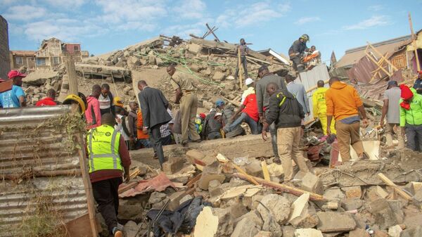 Equipes de resgate realizam buscas em escombros de prédio que desabou em Kiambu, no centro do Quênia, em 26 de setembro de 2022 - Sputnik Brasil