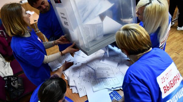 Comissão eleitoral apura votos no referendo sobre adesão das RPD e RPL e das regiões de Zaporozhie e Kherson em um local de votação em Ekaterinburgo - Sputnik Brasil