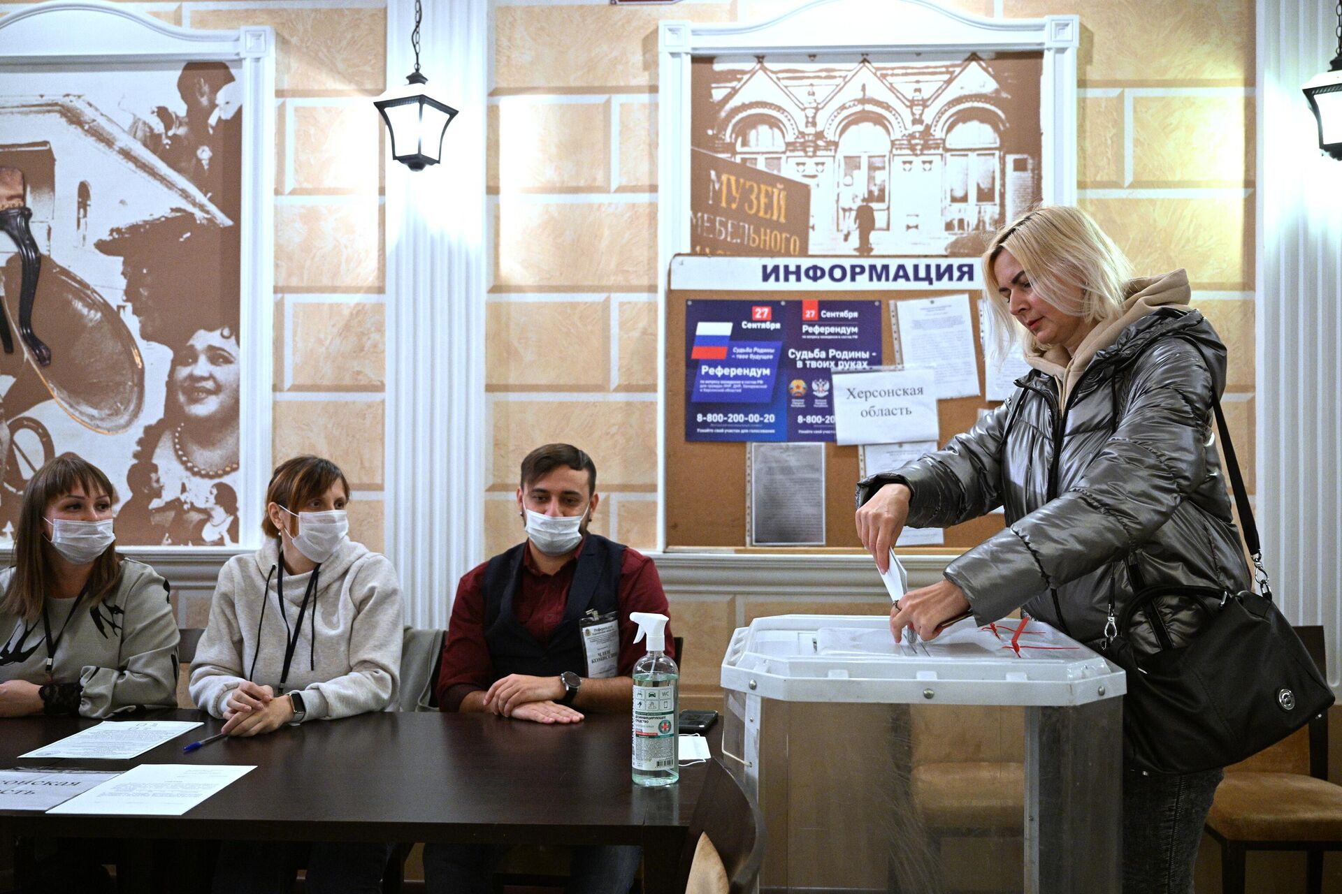 Uma mulher vota durante o referendo sobre a adesão da República Popular de Donetsk e Lugansk e as regiões de Zaporozhie  e Kherson da Ucrânia à Rússia, na assembleia de voto em Moscou, Rússia, 27 de setembro de 2022 - Sputnik Brasil, 1920, 27.09.2022