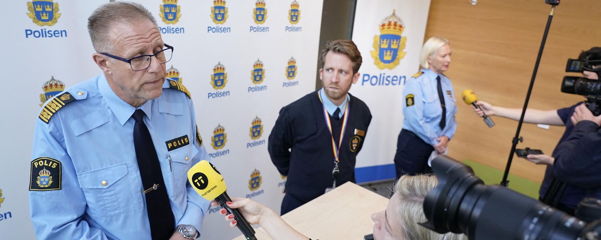 Stefan Sinteus (L), inspetor-chefe comandante da região sul e Carina Persson, chefe de polícia da região sul, dão uma entrevista coletiva em Malmoe, Suécia, 4 de outubro de 2021 - Sputnik Brasil, 1920, 28.09.2022