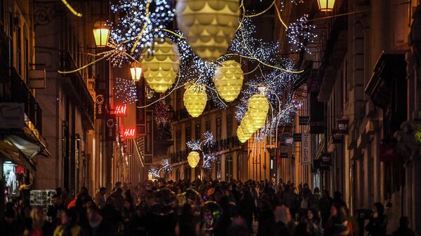 Pessoas caminham sob a iluminação de Natal no Chiado, Lisboa, 17 de dezembro de 2018 - Sputnik Brasil
