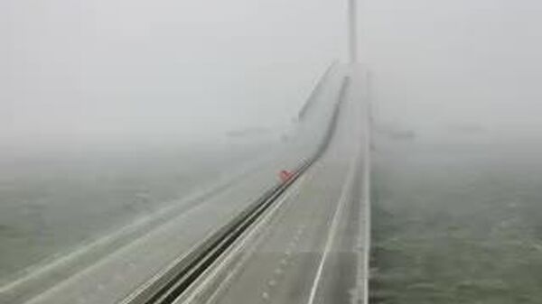 Ponte Skyway, em Tampa, na Flórida, fechada para o tráfego nos dois sentidos durante a passagem do furacão Ian, em 28 de setembro de 2022 - Sputnik Brasil
