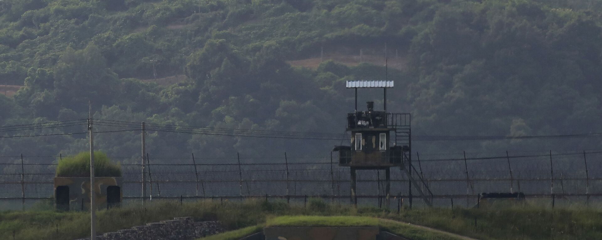 Postos de guarda militar da Coreia do Norte, retaguarda, e Coreia do Sul, em primeiro plano, são vistos em Paju, na fronteira entre ambos os países, 16 de junho de 2020 - Sputnik Brasil, 1920, 17.10.2024