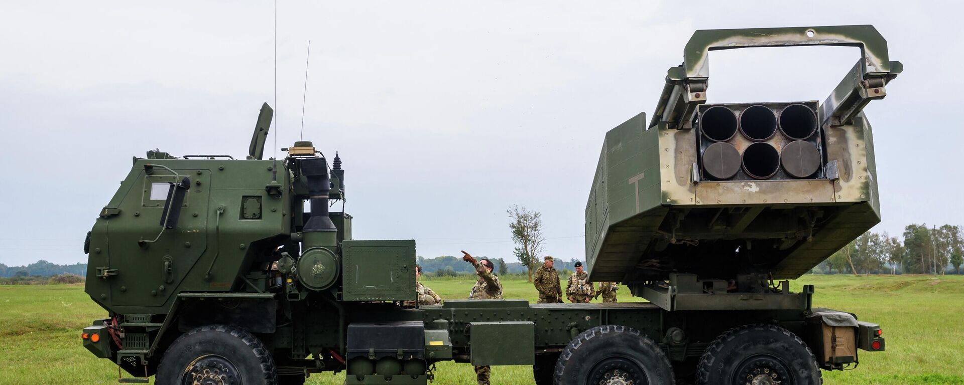 Sistema lançador múltiplo de foguetes Himars durante exercício militar Namejs 2022 em Skede, Letônia, 26 de setembro de 2022 - Sputnik Brasil, 1920, 29.09.2022