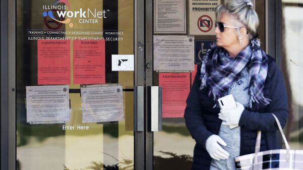 Uma mulher procura obter informações sobre vagas de emprego em frente ao centro WorkNet do Departamento de Segurança do Trabalho de Illinois (IDES, na sigla em inglês) em Arlington Heights, Illinois, 9 de abril de 2020 - Sputnik Brasil