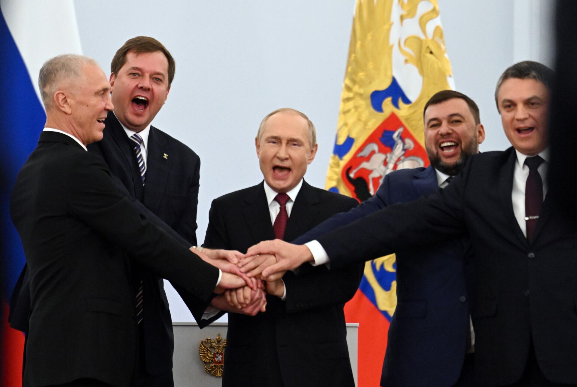 No centro, o presidente russo, Vladimir Putin, com os líderes dos novos territórios integrados à Rússia, após cerimônia de assinatura dos acordos de adesão, em 30 de setembro de 2022 - Sputnik Brasil, 1920, 20.12.2022