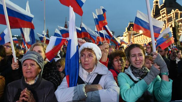 Cidadãos russos se unem na Praça Vermelha, em Moscou, em apoio à integração das repúblicas populares de Lugansk (RPL) e Donetsk (RPD) e das regiões de Zaporozhie e Kherson à Rússia, em 30 de setembro de 2022 - Sputnik Brasil
