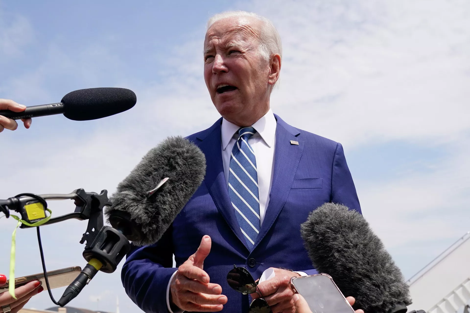 O presidente Joe Biden fala a repórteres antes de embarcar no Air Force One, avião oficial da Casa Branca, para uma viagem a Los Angeles, onde participaria da Cúpula das Américas. Base aérea de Andrews, Maryland, 8 de junho de 2022 - Sputnik Brasil, 1920, 31.10.2024