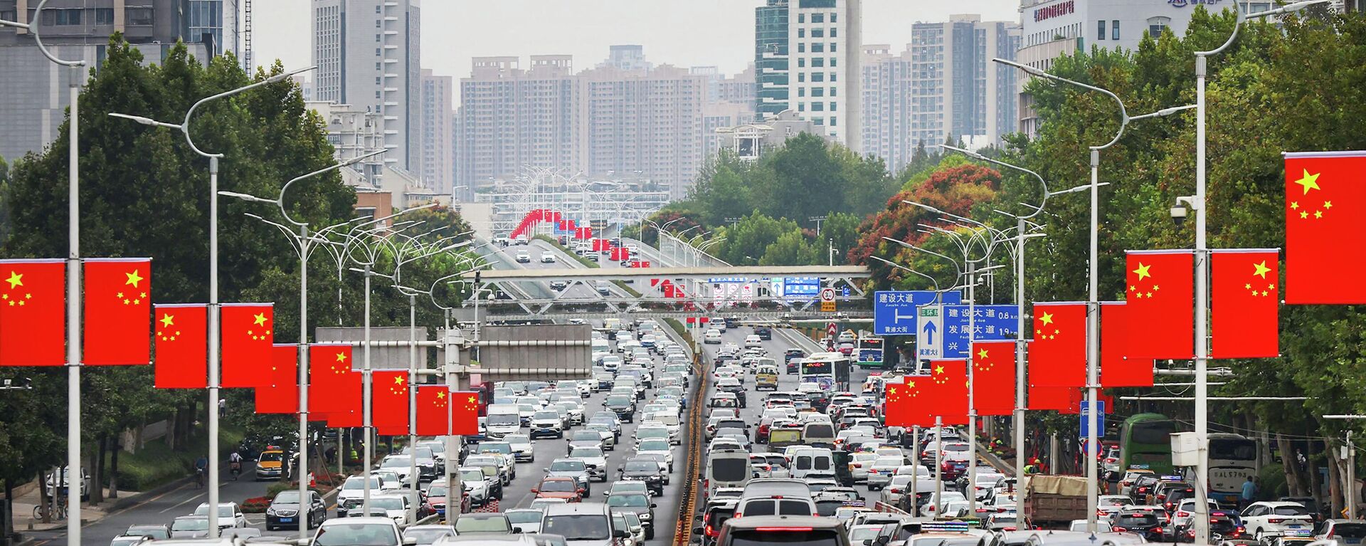 Bandeiras chinesas penduradas sobre lâmpadas de rua ao longo de autoestrada na província central de Hubei, na China, em 25 de setembro de 2022 (foto de arquivo) - Sputnik Brasil, 1920, 24.10.2022