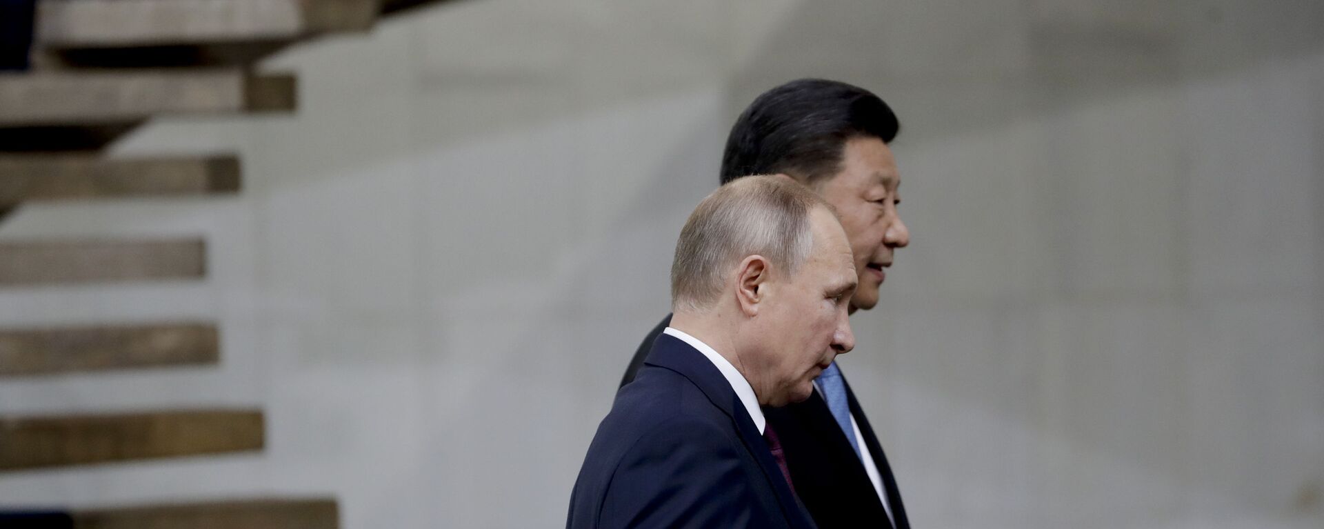 O presidente da Rússia, Vladimir Putin, e o presidente da China, Xi Jinping, caminham após a foto de família de líderes das economias emergentes do BRICS no palácio do Itamaraty em Brasília, Brasil, 14 de novembro de 2019 - Sputnik Brasil, 1920, 24.01.2023