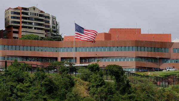 Bandeira dos EUA junto da embaixada do país em Caracas, Venezuela, em 24 de janeiro de 2019 - Sputnik Brasil