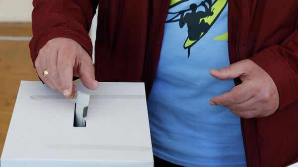 Homem deposita voto em Sófia, na Bulgária, em 2 de outubro de 2022, nas eleições do país - Sputnik Brasil