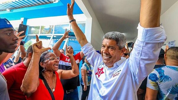 Jerônimo Rodrigues é recebido por apoiadores em sua seção eleitoral, em Salvador, no primeiro turno das eleições de 2022, no dia 2 de outubro - Sputnik Brasil