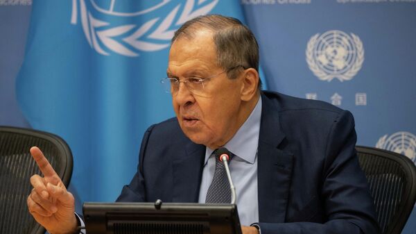 O ministro das Relações Exteriores da Rússia, Sergei Lavrov, fala à imprensa após discursar na 77ª sessão da Assembleia Geral das Nações Unidas na sede da ONU, em Nova York, 24 de setembro de 2022 - Sputnik Brasil