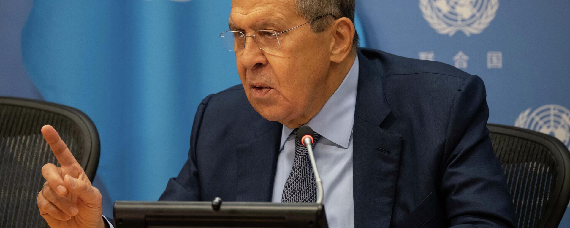 O ministro das Relações Exteriores da Rússia, Sergei Lavrov, fala à imprensa após discursar na 77ª sessão da Assembleia Geral das Nações Unidas na sede da ONU, em Nova York, 24 de setembro de 2022 - Sputnik Brasil, 1920, 03.10.2022