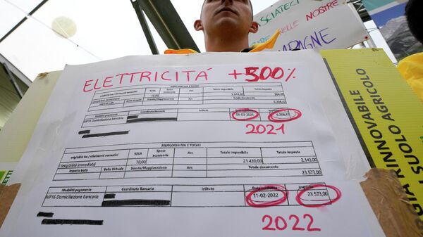 Um homem mostra uma conta de eletricidade com um aumento de 500% durante o protesto da associação de agricultores italianos sobre os altos custos de energia que afetam a produção na indústria agrícola, em Milão, Itália, 30 de setembro de 2022 - Sputnik Brasil