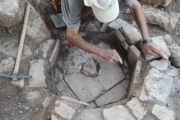 Base de parede onde foram encontradas moedas de ouro de 1.400 anos - Sputnik Brasil