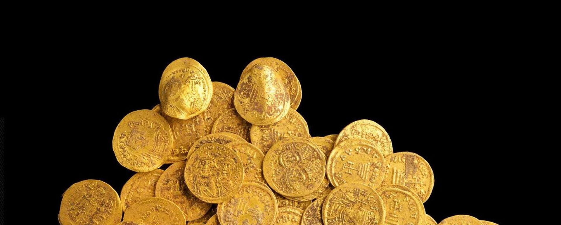 Moedas de ouro de 1.400 anos encontradas em um esconderijo no norte de Israel   - Sputnik Brasil, 1920, 25.02.2026