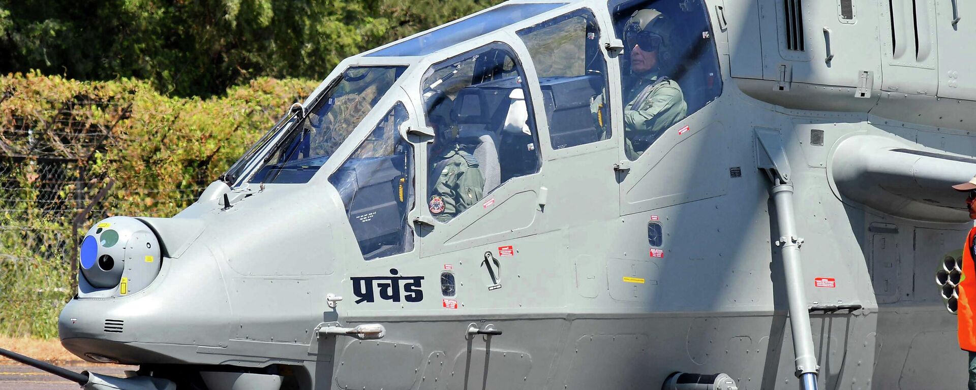 O ministro da Defesa da Índia, Rajnath Singh, senta-se em um helicóptero de combate leve fabricado localmente 'Prachand' durante sua cerimônia de posse na base aérea de Jodhpur em 3 de outubro de 2022 - Sputnik Brasil, 1920, 04.10.2022