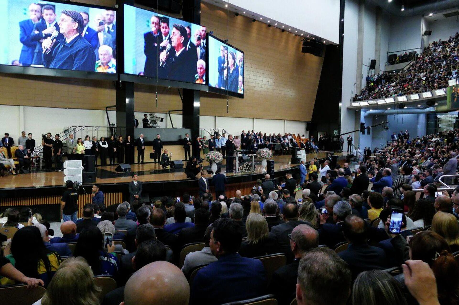 O presidente brasileiro, Jair Bolsonaro (PL), discursa para milhares de fiéis no templo da Assembleia de Deus do Brás, em São Paulo (SP), em 4 de outubro de 2022 - Sputnik Brasil, 1920, 05.10.2022