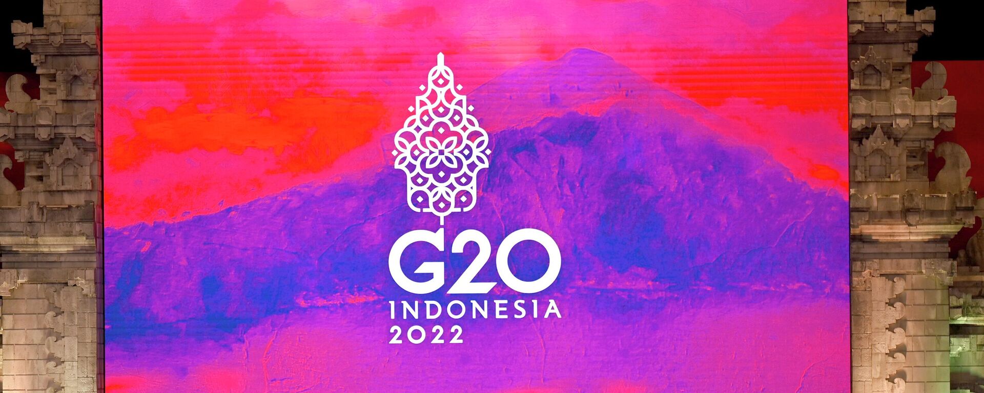 A ministra das Finanças da Indonésia, Sri Mulyani, segunda à esquerda, faz seu discurso durante a reunião dos ministros das Finanças e presidentes de bancos centrais do G20, em Nusa Dua, Bali, Indonésia, 15 de julho de 2022 - Sputnik Brasil, 1920, 06.10.2022