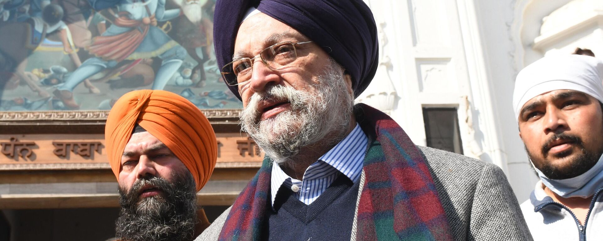O ministro da União Hardeep Singh Puri (C) presta seus respeitos a Gurdwara Sri Shaheed Ganj Baba Deep Singh durante uma campanha eleitoral para as próximas eleições da assembleia estadual de Punjab em Amritsar em 12 de fevereiro de 2022 - Sputnik Brasil, 1920, 08.10.2022
