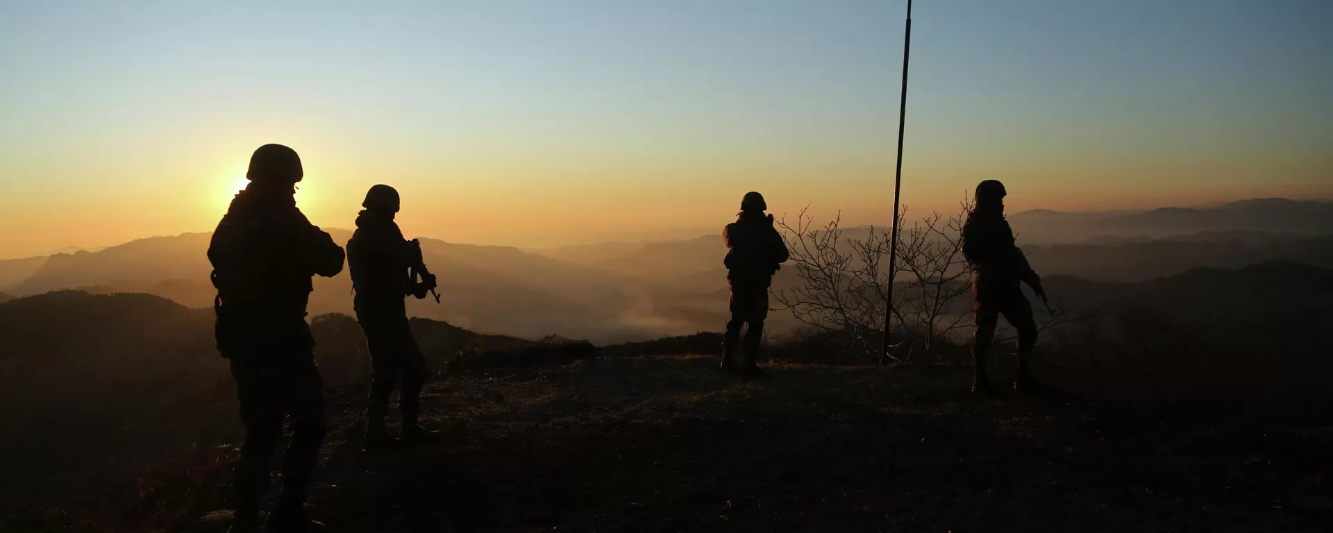 Soldados do exército indiano patrulham a Linha de Controle (LoC, na sigla em inglês) entre a fronteira da Índia e do Paquistão em Poonch, a cerca de 250 quilômetros de Jammu, Índia, 18 de dezembro de 2020 - Sputnik Brasil, 1920, 04.05.2025