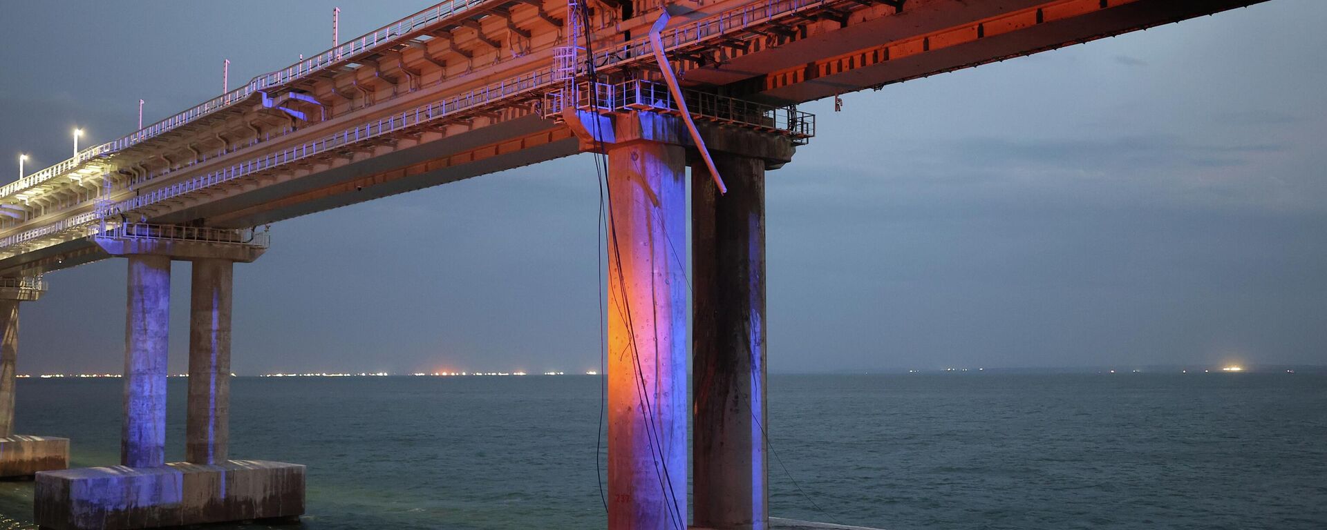 Trecho ferroviário da Ponte da Crimeia em 8 de outubro de 2022, após um incidente de explosão - Sputnik Brasil, 1920, 09.07.2023