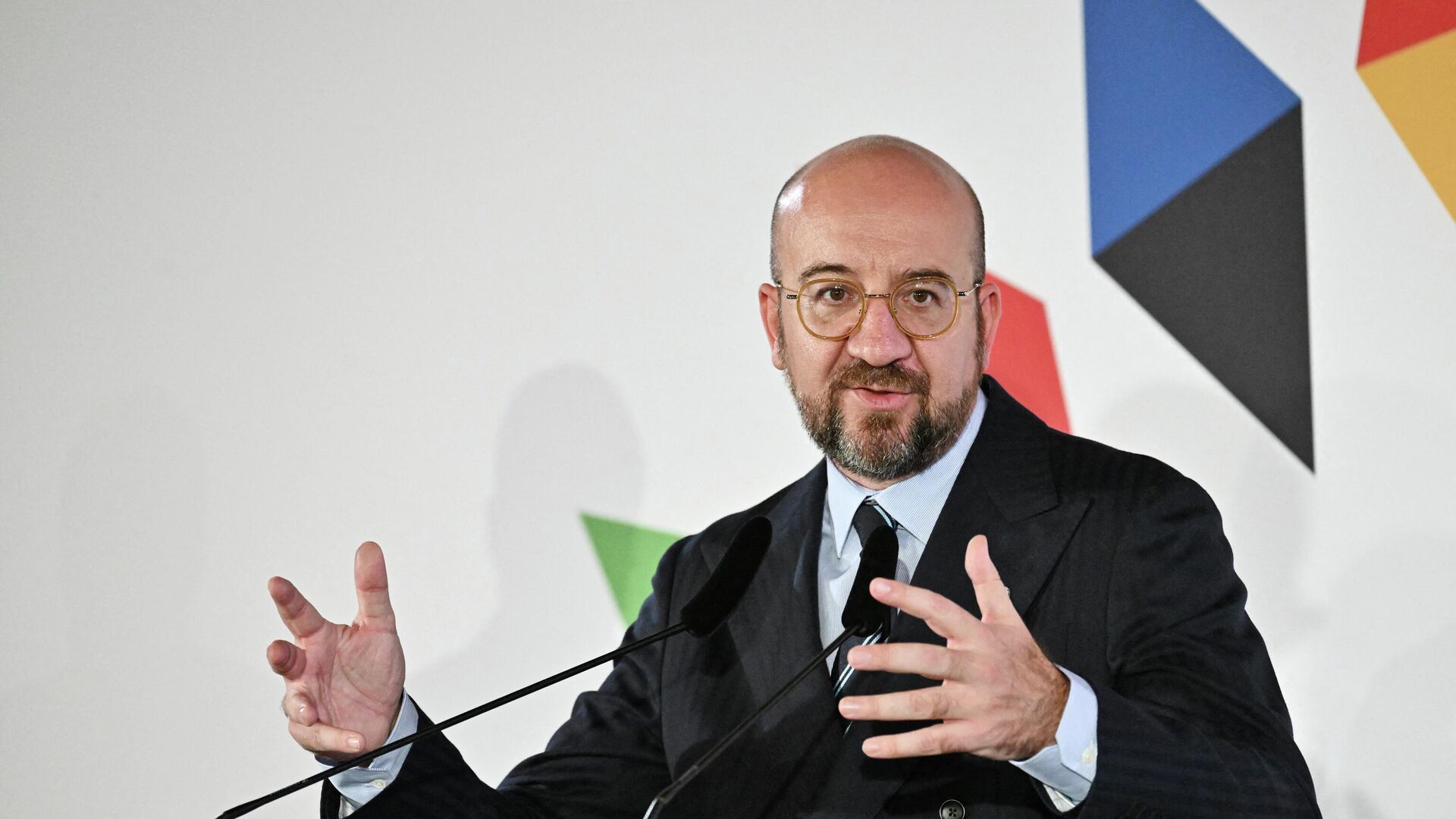 Presidente do Conselho Europeu, Charles Michel dá entrevista coletiva após cúpula informal da União Europeia em Praga, na República Tcheca, em 7 de outubro de 2022 - Sputnik Brasil, 1920, 10.10.2022