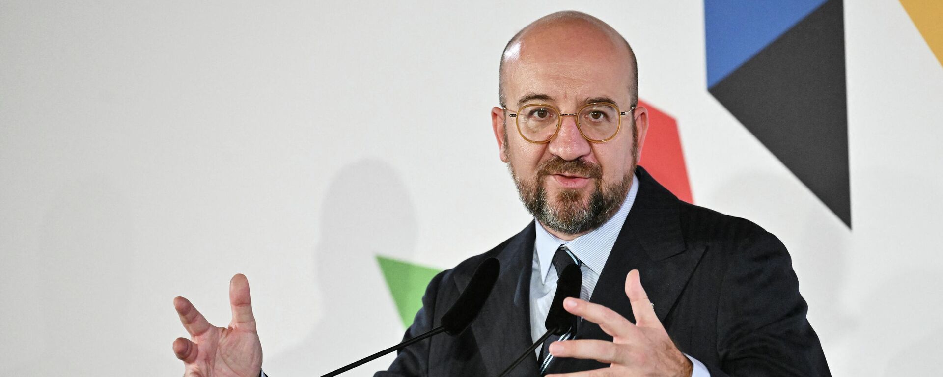 Presidente do Conselho Europeu, Charles Michel dá entrevista coletiva após cúpula informal da União Europeia em Praga, na República Tcheca, em 7 de outubro de 2022 - Sputnik Brasil, 1920, 10.10.2022