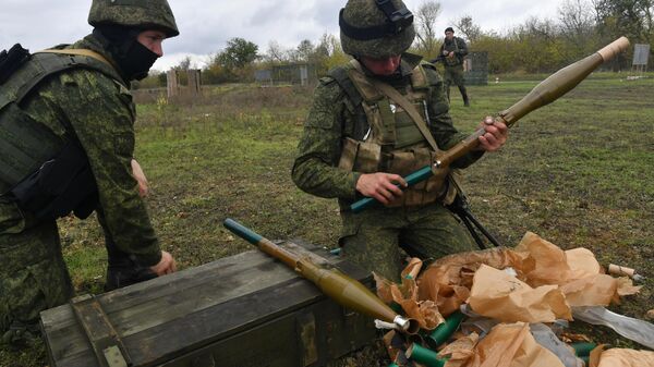 Reservistas russos mobilizados durante uma mobilização parcial passam por treinamento adicional em um campo de treinamento na República Popular de Donetsk 4 de outubro de 2022 - Sputnik Brasil