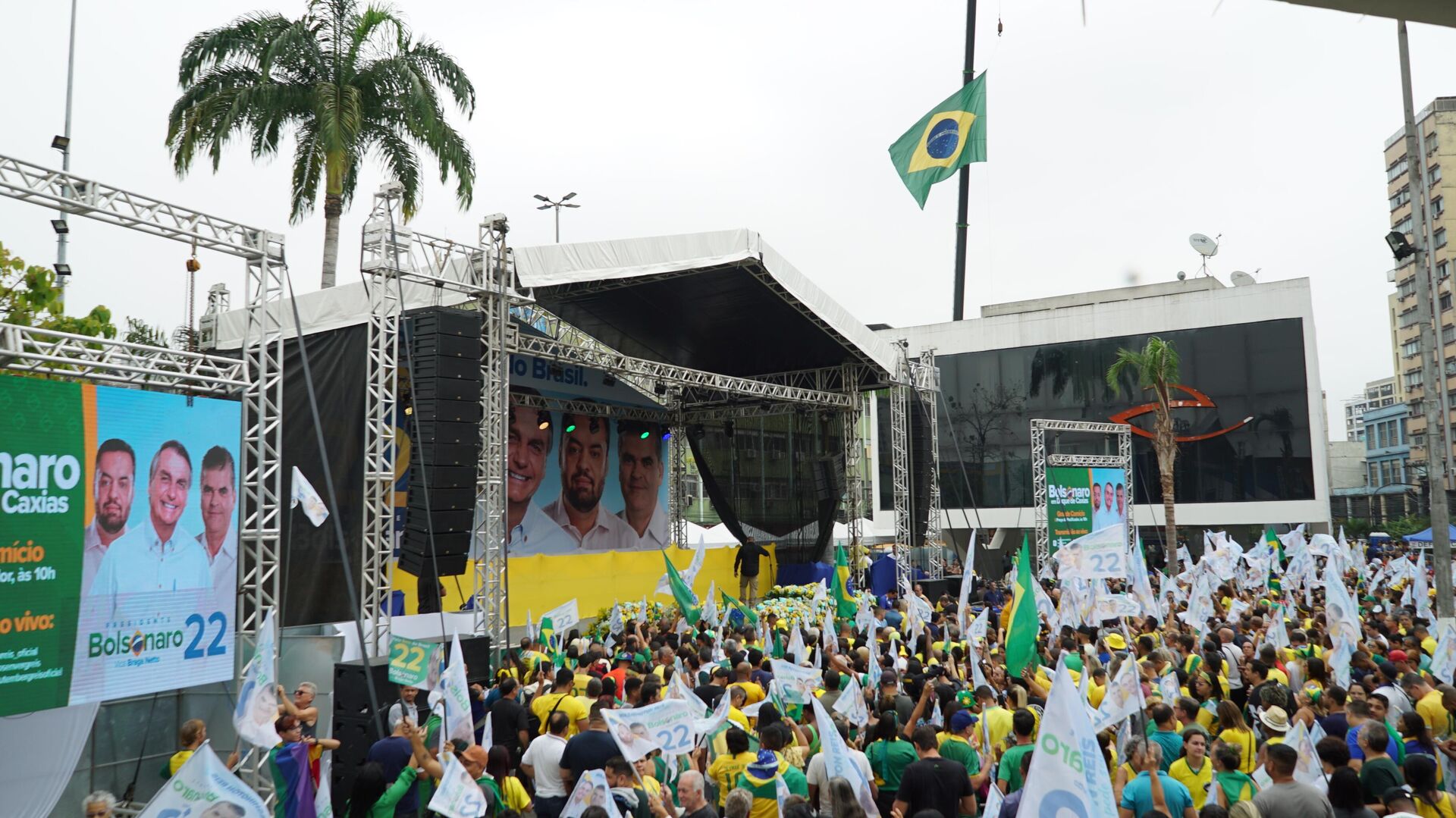 O presidente Jair Bolsonaro (PL) discursa para apoiadores em Duque de Caxias (RJ) ao lado de aliados políticos, em 14 de outubro de 2022 - Sputnik Brasil, 1920, 14.10.2022