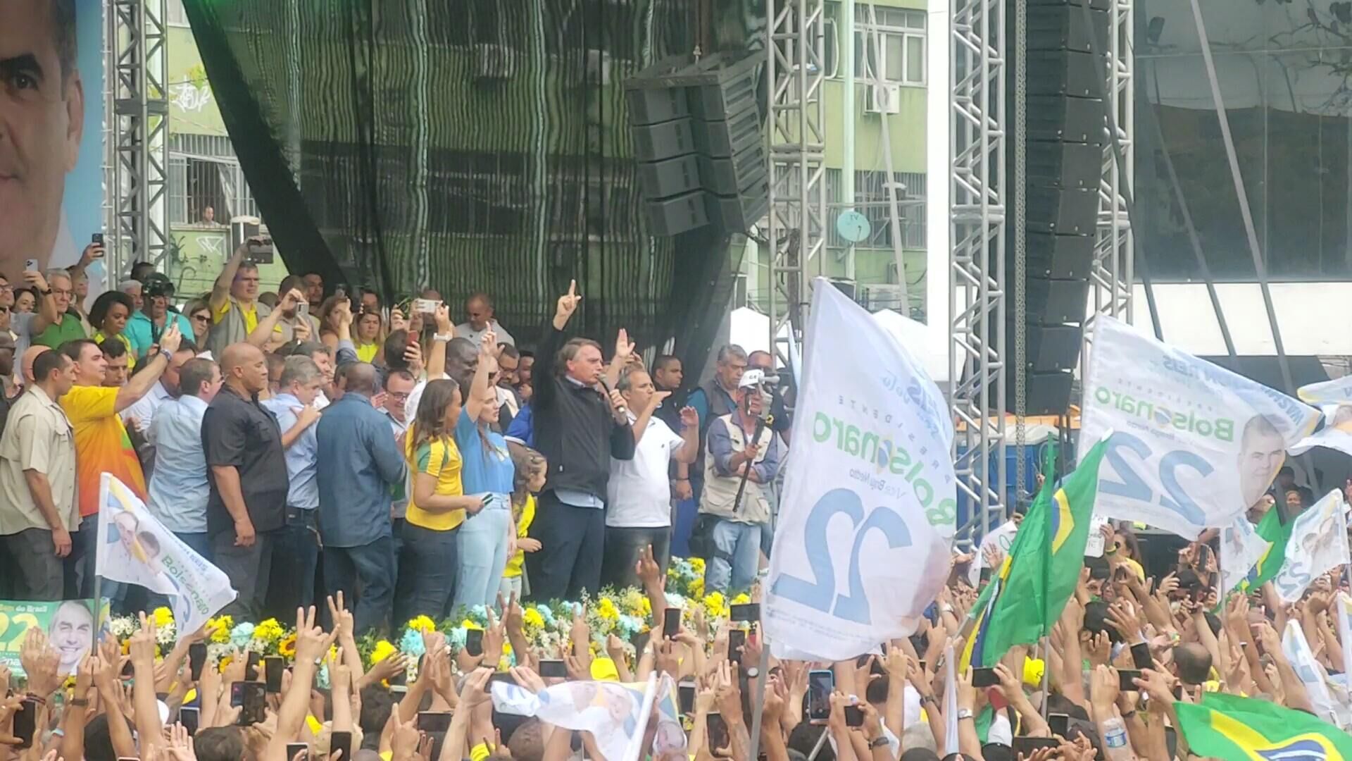 O presidente Jair Bolsonaro (PL) discursa para apoiadores em Duque de Caxias (RJ) ao lado de aliados políticos, em 14 de outubro de 2022 - Sputnik Brasil, 1920, 14.10.2022