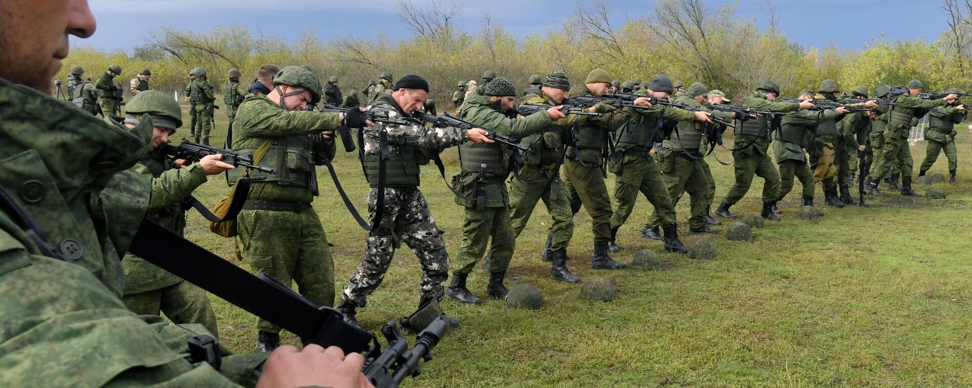 Reservistas russos recrutados durante a mobilização parcial passam por treinamento adicional em campo de treinamento na República Popular de Donetsk (RPD), em 4 de outubro de 2022 (foto de arquivo) - Sputnik Brasil, 1920, 10.11.2022