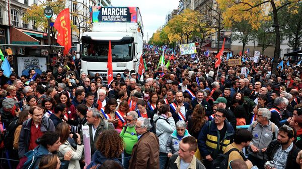 Pessoas se reúnem para uma marcha em protesto contra o alto custo de vida e a inação climática em Paris - Sputnik Brasil