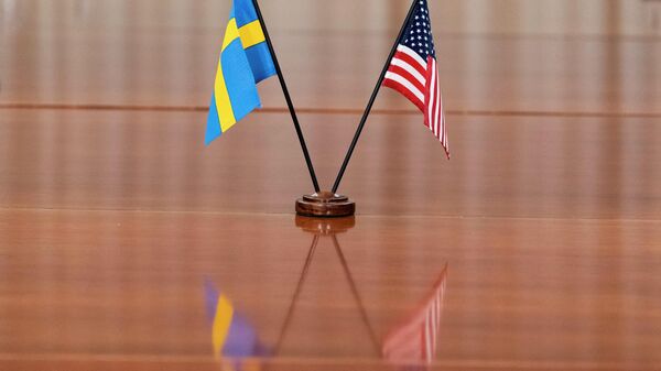 Bandeiras da Suécia e dos EUA na mesa durante encontro entre Lloyd Austin, secretário da Defesa americano, e Peter Hultqvist, ministro da Defesa da Suécia, no Pentágono, Washington, EUA, 18 de maio de 2022 - Sputnik Brasil