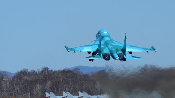 Aeronave de combate Sukhoi Su-34 da Força Aeroespacial russa decolando de um aeródromo - Sputnik Brasil