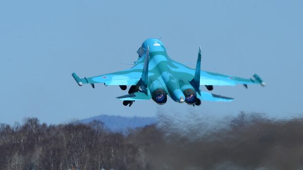 Aeronave de combate Sukhoi Su-34 da Força Aeroespacial russa decolando de um aeródromo Aeronave de combate Sukhoi Su-34 da Força Aeroespacial russa decolando de um aeródromo - Sputnik Brasil