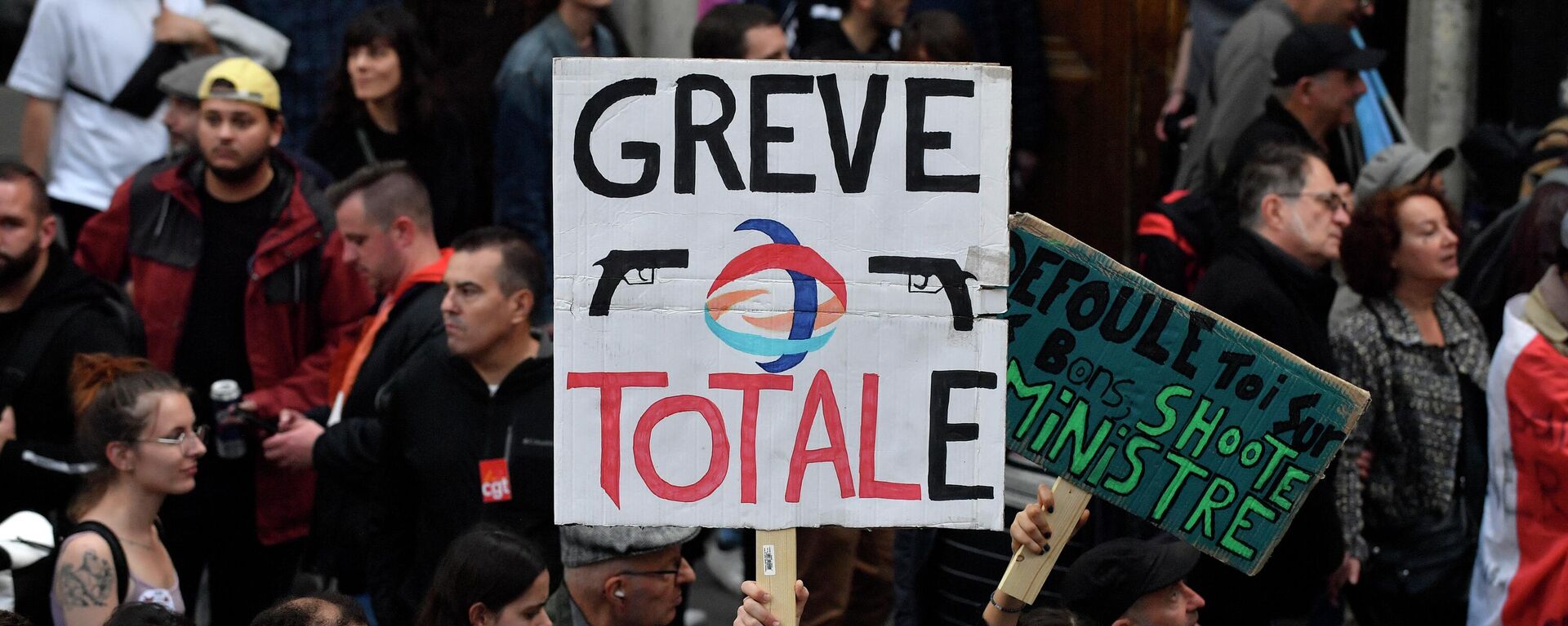 Um manifestante segura um cartaz que diz Greve total — uma brincadeira com a gigante francesa de energia TotalEnergies — durante uma manifestação convocada pela coalizão de esquerda francesa NUPES (União Ecológica e Social do Novo Povo), em Paris, contra o aumento dos custos de vida e a inação climática, 16 de outubro de 2022 - Sputnik Brasil, 1920, 17.10.2022