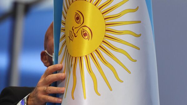 Um funcionário levanta a bandeira da Argentina durante a preparação para a cúpula do G20 em Roma, Itália (foto de arquivo) - Sputnik Brasil