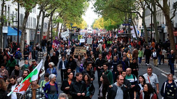 Pessoas se reúnem para uma marcha contra o alto custo de vida e a inação climática em Paris, França, 16 de outubro de 2022 - Sputnik Brasil