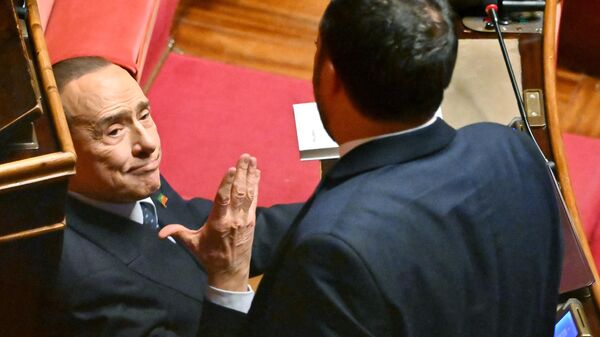 Líder do partido de direita italiano Forza Italia (FI), Silvio Berlusconi (E) conversa com o líder do partido de direita italiano Lega (Liga), Matteo Salvini (R), durante a votação para o novo presidente do Senado após as eleições gerais, 13 de outubro de 2022 - Sputnik Brasil