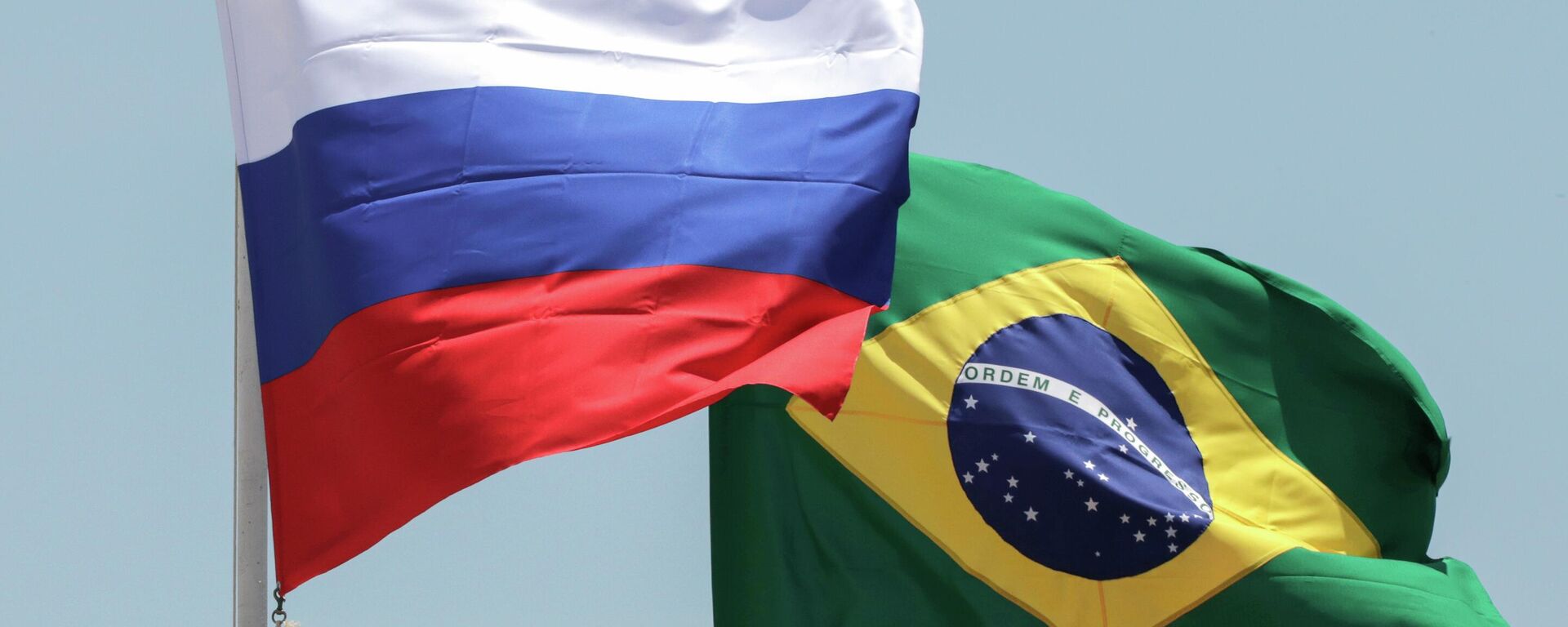 Bandeiras nacionais da Rússia e do Brasil tremulam no aeroporto de Brasília durante cerimônia de boas-vindas ao presidente da Rússia, Vladimir Putin (foto de arquivo) - Sputnik Brasil, 1920, 05.06.2024