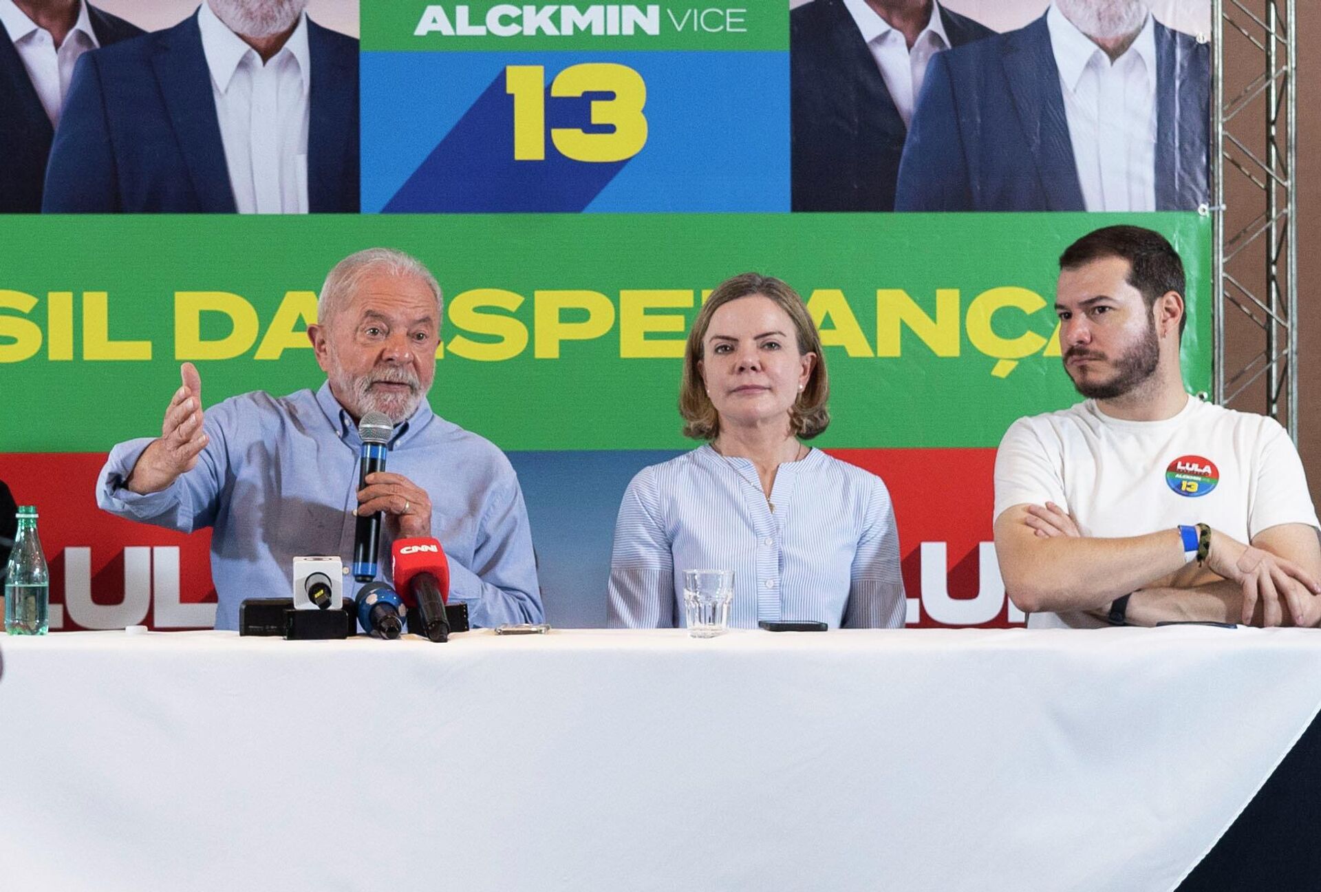 O ex-presidente Luiz Inácio Lula da Silva (PT) participa de coletiva de imprensa no Rio de Janeiro com a presidente do PT, Gleisi Hoffmann, o presidente do Psol, Juliano Medeiros, o deputado distrital Leandro Grass (PV-DF, fora da foto) e o presidente estadual do PT, João Maurício, no dia 20 de outubro de 2022 - Sputnik Brasil, 1920, 27.10.2022