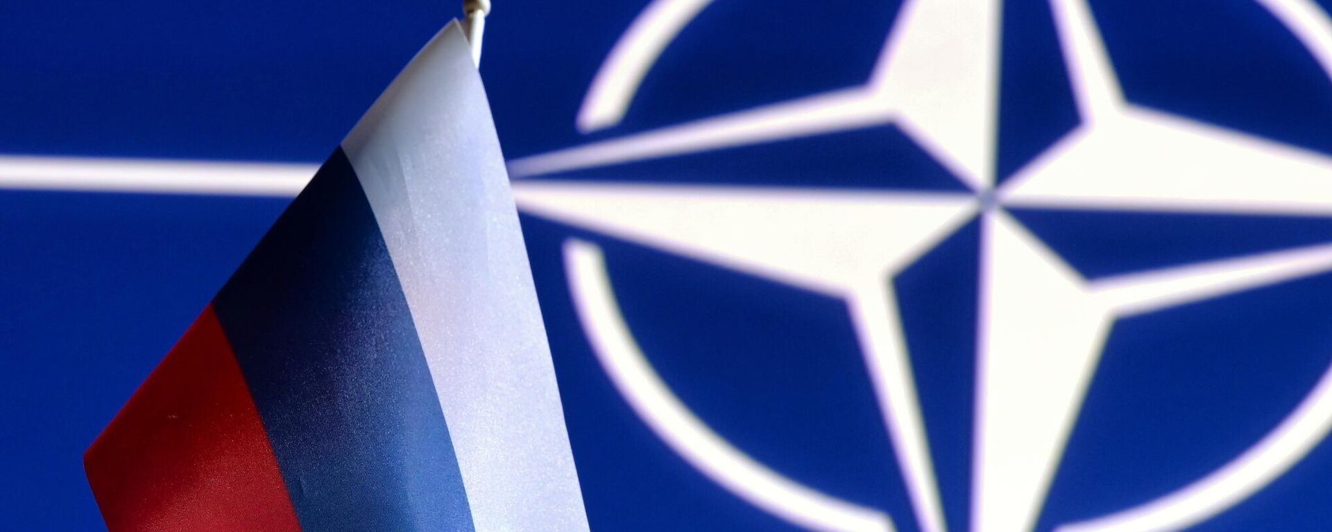 Bandeiras da Rússia e da Organização do Tratado do Atlântico Norte (OTAN) - Sputnik Brasil, 1920, 02.12.2025
