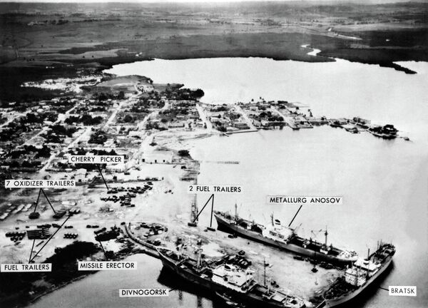 Em 27 de outubro os pilotos americanos intensificaram sua atividade, realizando monitoramentos da costa cubana a cada hora.Na foto: porto de Mariel, na costa oeste de Cuba, com navios soviéticos atracados, novembro de 1962. - Sputnik Brasil